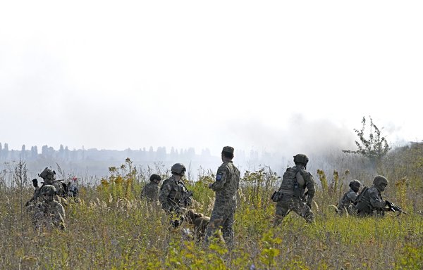 Ukrainian and US special forces take part in Exercise Fiction Urchin near Vinnytsia, Ukraine, on September 21. [US Air Force]