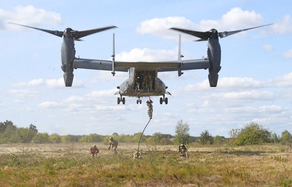 US Air Force CV-22 Ospreys conduct fast rope insertion and extraction system training with Ukrainian and US special forces near Berdychiv, Ukraine, on September 20. [US Air Force]