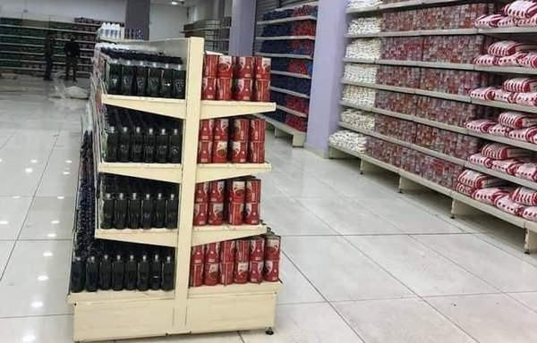 رفوف في تعاونية السجاد على طريق مطار بيروت مليئة بالمواد الغذائية المدعومة لبيعها بأسعار مخفضة لحاملي بطاقة السجاد. اتهم حزب الله باحتكار توزيع المواد الغذائية في لبنان. [حسين عز الدين]