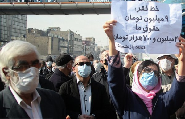 Iranian pensioners protest their government's mishandling of the economy in April. [Fararu.com]