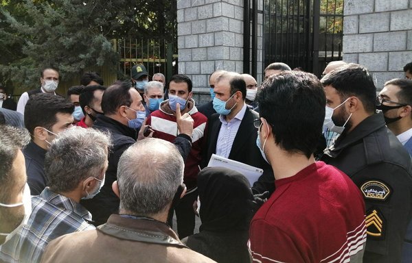 A group of average Iranian investors who have lost money in the stock market gather in front of the Majles building in Tehran in April. [dolatebahar.ir]
