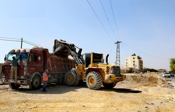 An Iranian company carries out repairs on a road near Damascus. [Jihad al-Binaa Foundation]