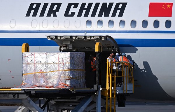 Workers unload from a plane of Chinese Sinovac vaccines in El Salvador on March 28, 2021. [MARVIN RECINOS / AFP]