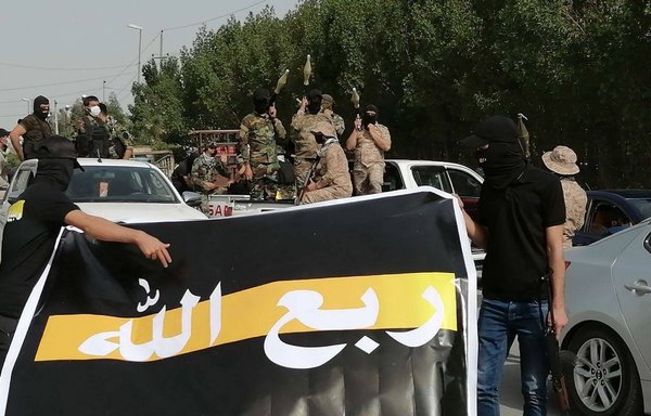 صورة تم تناقلها على الإنترنت يظهر فيها مسلحون من ميليشيا ربع الله المرتبطة بإيران ينظمون استعراضا مسلحا في بغداد في 25 آذار/مارس. وفي الاستعراض، هدد عناصر من الميليشيا رئيس الحكومة العراقية مصطفى الكاظمي بالعنف في حال استمرت الحكومة بملاحقة الميليشيات.