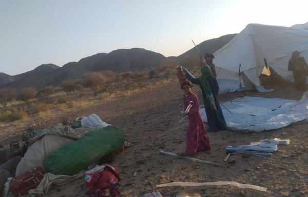 A displaced family packs its bags to leave a camp in Marib after shelling tore its tent apart. [Executive Unit for IDPs]