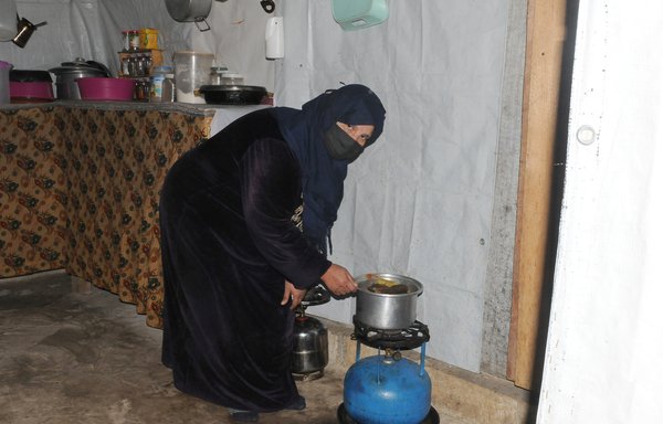 اللاجئة السورية شما الحديد تحضر هذا العام وجبة إفطار تتكون بشكل أساسي من الحبوب والخضروات. وتشعر الحديد بالأسى لغياب اللحوم عن وجباتهم بسبب ارتفاع أسعارها. [زياد حاتم/المشارق]