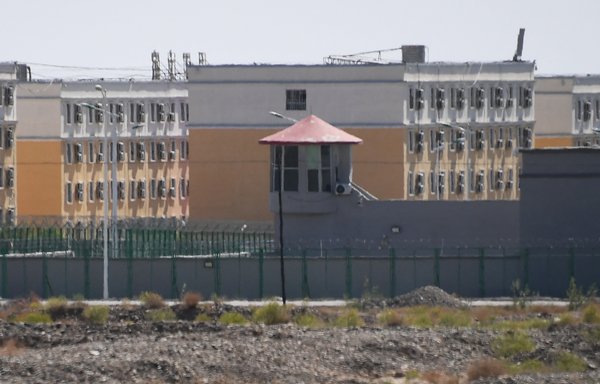 صورة التقطت في 2 حزيران/يونيو 2019، لمركز خدمة التدريب على تعليم المهارات المهنية بمدينة أرتوكس والذي يعتقد أنه معسكر لـʼإعادة التأهيلʻ حيث يتم احتجاز غالبية من الأقلية العرقية المسلمة شمالي كشغار في منطقة شينجيانغ الصينية. [غريغ بايكر/وكالة الصحافة الفرنسية]