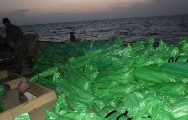 ضُبطت شحنة أسلحة غير قانونية تتضمن العشرات من الصواريخ الروسية الموجهة المتقدمة المضادة للدبابات وآلاف البنادق الهجومية الصينية طراز 56 ومئات رشاشات بي.كيه.إم وبنادق قنص وقاذفات قذائف صاروخية على متن مركب شراعي مجهول في المياه الدولية شمالي بحر العرب في 6-7 أيار/مايو. [البحرية الأميركية]