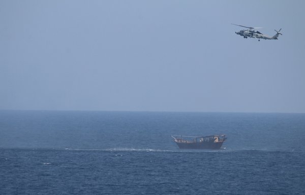مروحية تابعة للبحرية الأميركية تحلق فوق المركب الشراعي الذي كان ينقل الأسلحة غير القانونية. [البحرية الأميركية]