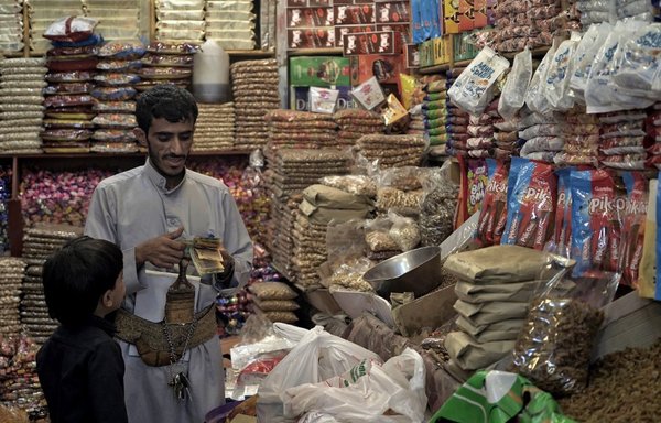 يمنيون يتجمعون في سوق بمدينة مأرب شمالي شرقي اليمن يوم 5 أيار/مايو، فيما يتحضر المسلمون لعطلة عيد الفطر التي تمثل نهاية شهر رمضان المبارك. [مراسل مستقل/وكالة الصحافة الفرنسية]