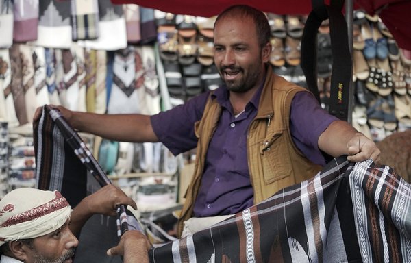 اكتظت الأسواق في مدينة مأرب اليمنية المحاصرة بالمواطنين قبيل عطلة عيد الفطر يوم 5 أيار/مايو، على الرغم من اشتداد القتال على مقربة منها بين قوات الحكومة والحوثيين المدعومين من إيران. [مراسل مستقل/وكالة الصحافة الفرنسية]