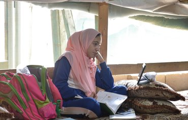 اللاجئون السوريون في لبنان يعانون مع التعليم عن بعد