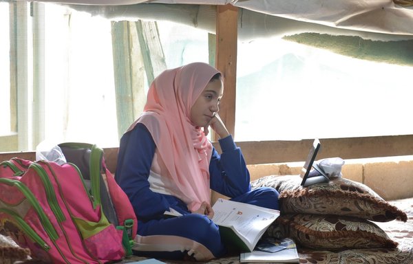 الطالبة السورية اللاجئة نسرين السهو، 14 سنة، المقيمة بمخيم مجدل عنجر في سهل البقاع اللبناني، تواجه مشكلة بطء الإنترنت خلال متابعتها الدراسة عن بعد. [زياد حاتم/المشارق]