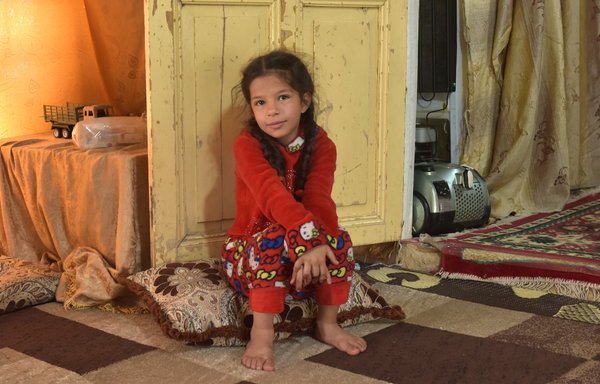 الطفلة السورية شام معليه، التي تقيم بمخيم مجدل عنجر في لبنان، قالت إنها تتطلع للتعلم. [زياد حاتم/المشارق]