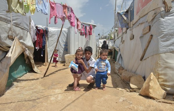 العديد من الأطفال السوريين في مخيم مجدل عنجر بسهل البقاع اللبناني، يفتقدون إمكانية الوصول إلى التعليم. [زياد حاتم/المشارق]