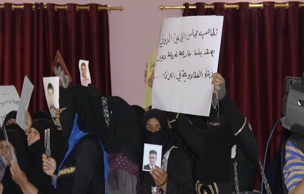 زنان عراقی اهل الصقلاویه واقع در انبار می خواهند از سرنوشت پسرانشان، که در طول جنگ علیه داعش توسط شبه نظامیان ربوده شده اند، مطلع شوند. [عکس منتشر شده در آنلاین]