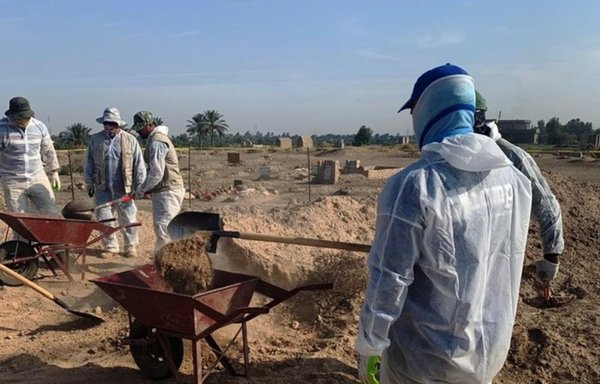 یک تیم عراقی روز ۱۱ آذر ۱۳۹۸ در حال نبش یک گور جمعی در السحاقی، واقع در استان صلاح الدین، است. [اداره امور و محافظت از گورهای جمعی عراق]