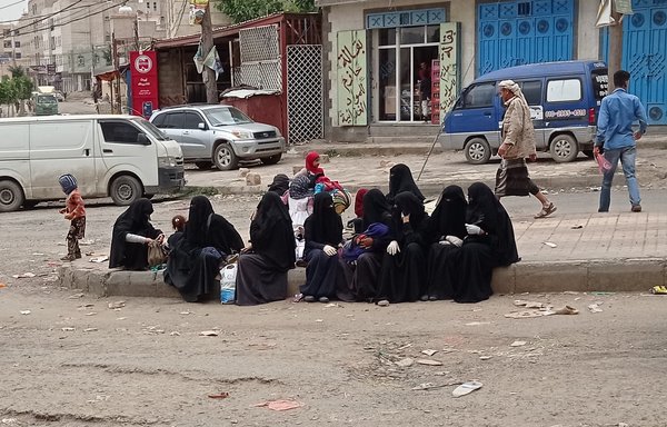 Yemeni families spread out on the sidewalk in Sanaa, where many are forced to resort to begging to feed their children. [Nabil Abdullah al-Tamimi/Al-Mashareq]