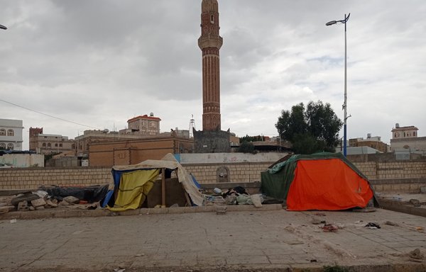 Some Yemeni families have to camp out on the street as they struggle to make ends meet amid the steep rise in prices and increasing poverty rate. [Haitham Mohammed/Al-Mashareq]