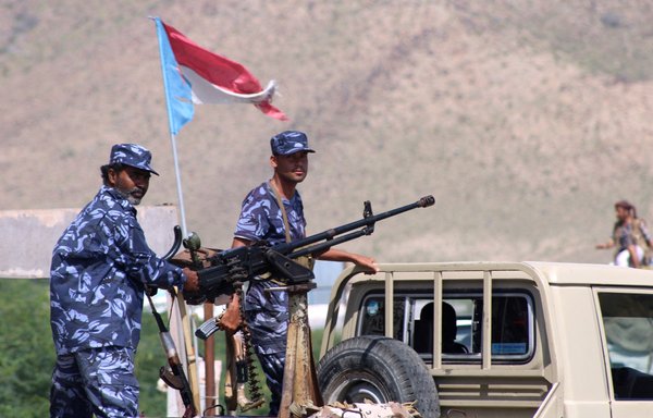 Yemeni forces stand on the back of a truck mounted with a heavy machine gun at a checkpoint in the former al-Qaeda bastion of al-Mukalla, the provincial capital of Hadramaut, on November 30, 2018. [Saleh al-Obeidi/AFP]