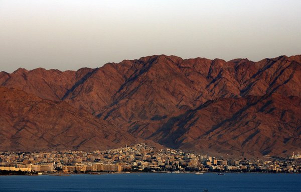A general view shows the Red Sea Jordanian resort city of Aqaba at sunset on September 24, 2018. [Thomas Coex/AFP]