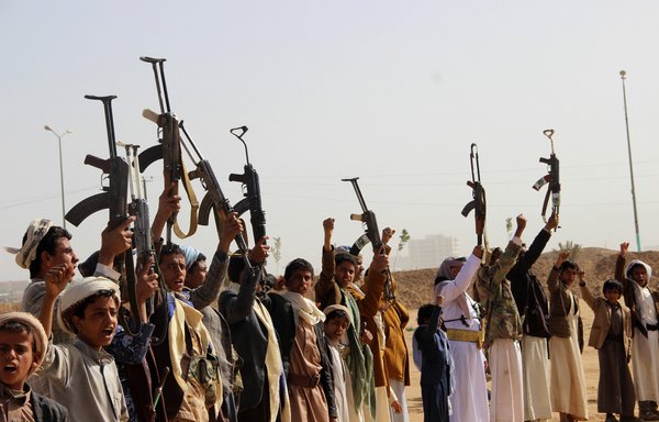 Tribal men and young boys brandish their weapons during a gathering to show support to the Houthis in the northwestern city of Saada, on January 5, 2019. [STRINGER/AFP]