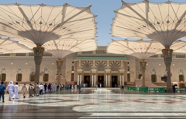 Muslim worshippers arrive for noon prayer at the Prophet Mohammed's mosque in the Saudi holy city of Medina on May 31, 2020. [Majed al-Charfi/AFP]