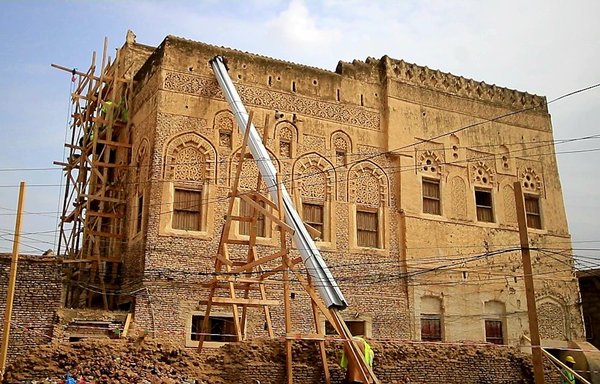 A building undergoes restoration in the historic city of Zabid, which is on the list of endangered World Heritage sites. [Social Fund for Development]
