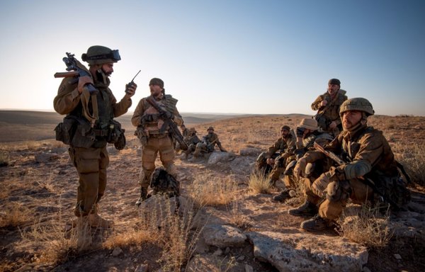 مرتزقة جندتهم روسيا بالقرب من تدمر السورية في العام 2017. [صائدو داعش/تويتر]