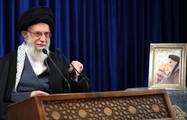 المرشد الأعلى الإيراني علي خامنئي خلال خطاب ألقاه في 8 كانون الثاني/يناير، وأعلن فيه عن حظر وصول اللقاحات الأميركية والبريطانية إلى الشعب الإيراني. [مكتب المرشد الأعلى]