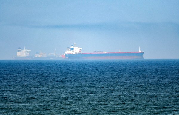 کشتی‌ های نفتکش در آب‌ های دریای عمان در نزدیکی ساحل امارت فجیره واقع در شرق امارات متحده عربی در سال ۱۳۹۸. [جوزپه کاکاسی/ خبرگزاری فرانسه]