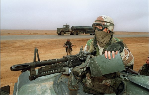 US soldiers along a main road in northeastern Saudi Arabia during the Gulf War in 1991. [PASCAL GUYOT / AFP]