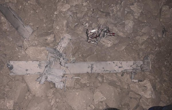 صورة متداولة على وسائل التواصل الاجتماعي تظهر بقايا طائرة مسيرة تحمل متفجرات أسقطتها القوات العراقية يوم 15 حزيران/يونيو 2021 جنوبي بغداد.