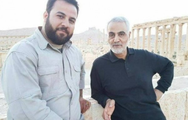 صورة التقطت في حزيران/يونيو 2017 يظهر فيها قائد فيلق القدس التابع للحرس الثوري الإيراني قاسم سليماني والذي قتل عام 2019، وإلى جانبه عضو بإحدى الجماعات الوكيلة في مدينة تدمر الأثرية. [صورة تم تداولها على الإنترنت]