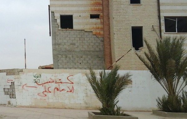 صورة تظهر غرافيتي لكتائب الإمام علي على حائط في مدينة تدمر في كانون الأول/ديسمبر 2019. وقد سيطرت الميليشيات الموالية لإيران بما فيها كتائب الإمام علي، على المباني الحكومية والمنازل في المدينة بعد أن هجرها أهلها للفرار من مضايقات تلك الميليشيات وتهديداتها. [SY24]