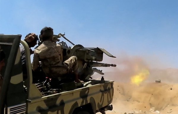 Fighters loyal to the Yemeni government fire on Houthi positions in the region of al-Kassara, northwest of Marib, on June 28, 2021. [AFPTV / AFP]
