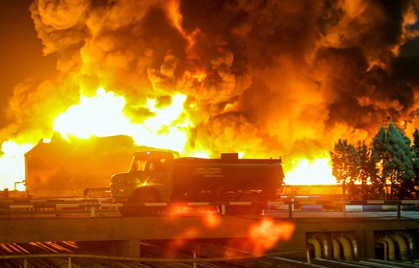 در عکسی که ۱۲ خرداد گرفته شده است، آتش‌سوزی پالایشگاه نفت تهران دیده می‌شود که پس از نشت و انفجار یک لوله گاز مایع رخ داده بود. [وحید احمدی/ خبرگزاری تسنیم/ خبرگزاری فرانسه]