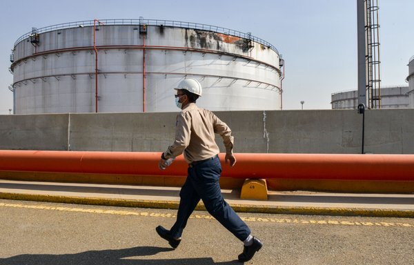 روز ۴ آذر یک روز پس از حمله حوثی‌ های مورد حمایت ایران به تأسیسات آرامکو در جده عربستان سعودی، یکی از کارکنان این شرکت در نزدیکی یک سیلوی آسیب‌دیده راه می‌رود. [فایز نورالدین/خبرگزاری فرانسه]