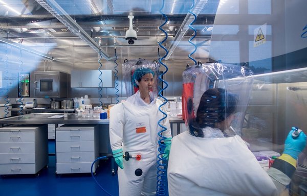 شی ژنگلی، ویروس شناس چینی (چپ)، روز ۵ اسفند ۱۳۹۵ در آزمایشگاه «پی۴» در ووهان، استان هوبئی، چین دیده می شود. [یوهانس آیزل/ خبرگزاری فرانسه]