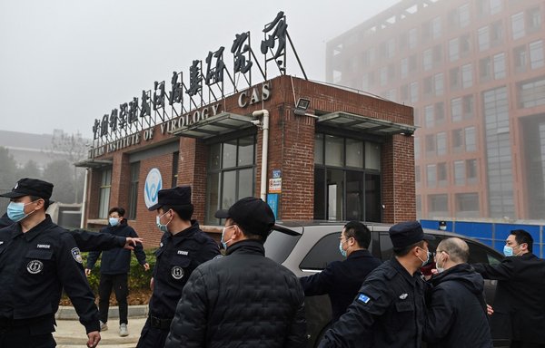 اعضای تیم محققان سازمان بهداشت جهانی برای بررسی ریشه ویروس کرونا کووید-۱۹، روز ۱۵ بهمن وارد مؤسسه ویروس شناسی ووهان در شهر ووهان، واقع در استان هوبئی چین، می شوند. [هکتور رتامال/ خبرگزاری فرانسه]