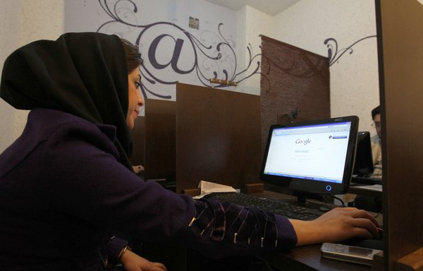 An Iranian woman surfs the internet at a cyber cafe in central Tehran on January 24, 2011. [Atta Kenare/AFP]