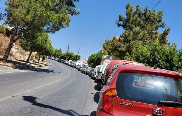 سائقون ينتظرون في طابور لملء سياراتهم بالبنزين في جنوب لبنان وسط أزمة نقص المحروقات خلال الشهر الجاري. [المشارق]