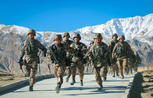 صورة التقطت في 4 كانون الثاني/يناير يظهر فيها جنود من جيش التحرير الشعبي وهم يتدربون في جبال بامير في كاشغر بمنطقة سنجان الصينية. [وكالة الصحافة الفرنسية]