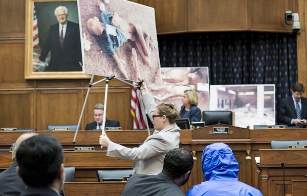 یک عکاس جدا شده از ارتش سوریه معروف به «قیصر» (با ژاکت آبی) روز ۹ مرداد ‍۱۳۹۳ در واشنگتن دی سی منتظر است تا گزارش خود در مورد شکنجه و کشته شدن حدود ۱۰ هزار فعال ضد رژیم در سوریه را به دولت آمریکا ارائه دهد. [برندان اسمیالوفسکی/خبرگزاری فرانسه]
