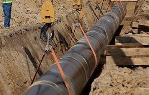The first phase of pipeline construction is shown in Jask port, Iran, last September. [Sahebnews.ir]