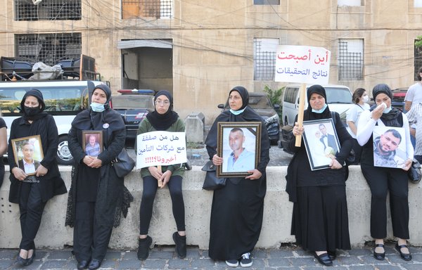 وقفة احتجاجية لأهالي ضحايا انفجار مرفأ بيروت أمام المدخل الرئيسي للمرفأ في 4 تموز/يوليو. وقد رفع بعضهم لافتات تطالب بتقديم المسؤولين للعدالة. [زياد حاتم]