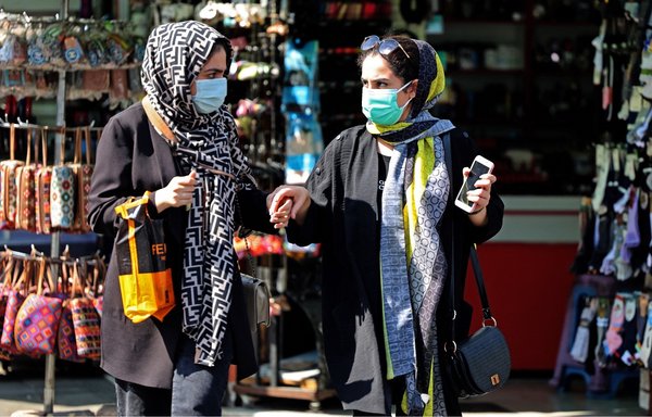 إيرانيون في أحد شوارع العاصمة طهران يوم 7 تموز/يوليو. [عطا كيناري/وكالة الصحافة الفرنسية]