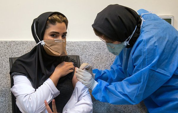 في كانون الثاني/يناير، حظر المرشد الأعلى الإيراني علي خامنئي استيراد اللقاحات الغربية على الرغم من حاجة البلاد الماسة لها. [إيرنا]