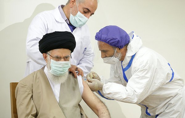 المرشد الأعلى الإيراني علي خامنئي وهو يحصل على الجرعة الثانية من لقاح كوفيد-19. [Alef.ir]