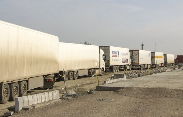 شاحنات محملة ببضائع إيرانية في السوق الحرة في العاصمة السورية دمشق. [إيرنا]